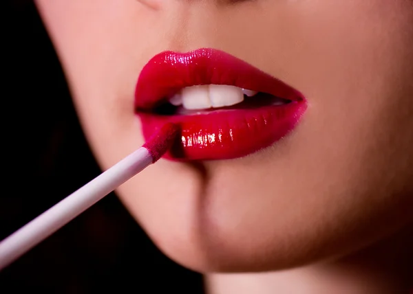 Lábios de lustro vermelho bonito com susto — Fotografia de Stock