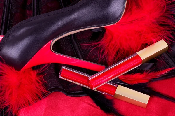 Perline alla moda sexy e rossetto rosso su sfondo rosso . — Foto Stock