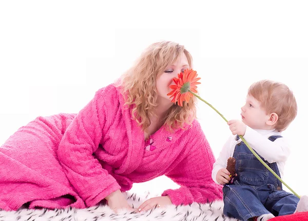 Retrato de mãe e menino com flor vermelha — Fotografia de Stock