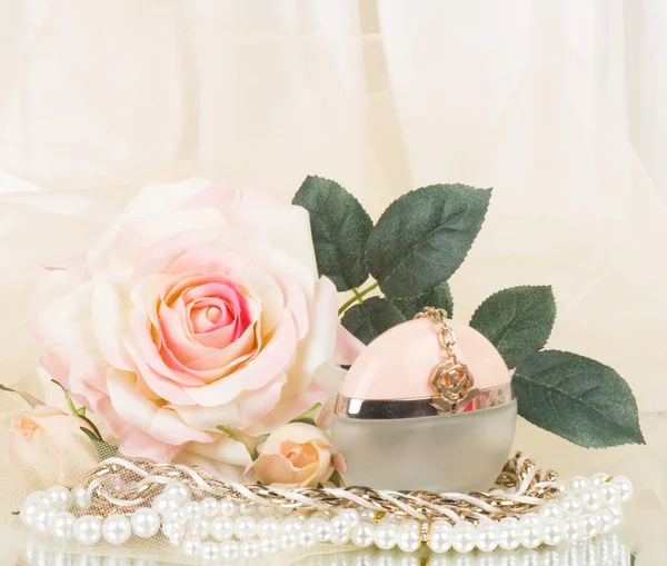 Las hermosas botellas de perfume nupcial, rosa blanca y perlas de perlas —  Fotos de Stock