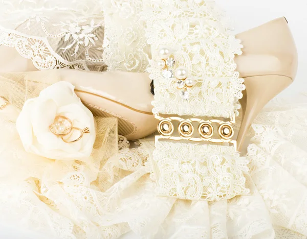 De prachtige bruids toebehoren en de schoenen — Stockfoto