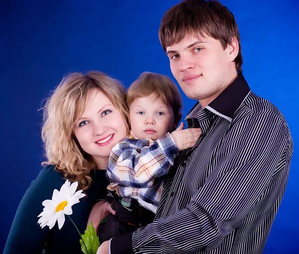 Όμορφη νεαρή οικογένεια με τον ΒΡΕΦΙΚΑ ΑΓΟΡΙ και λουλούδι — Φωτογραφία Αρχείου