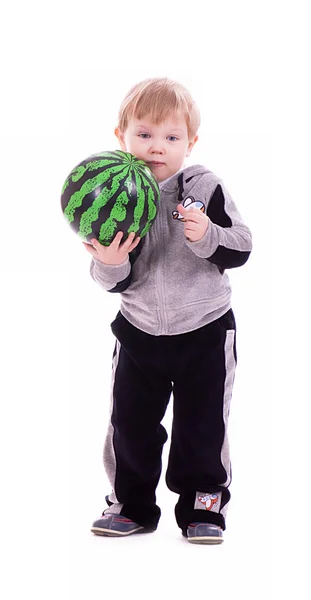 Beyaz arka plan üzerinde topu ile erkek bebek — Stok fotoğraf