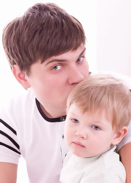 うれしそうな父と息子の赤ちゃんの肖像画 — ストック写真