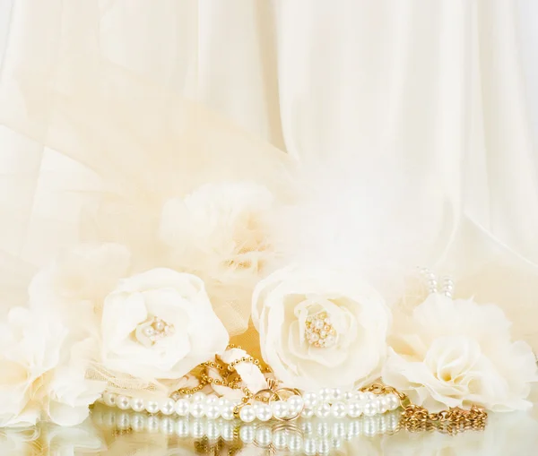 Die wunderschöne Brautrose mit Hochzeitsperlen — Stockfoto