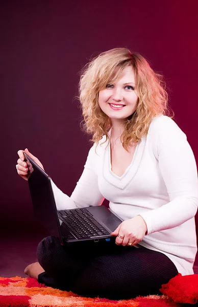 Jeune belle femme d'affaires avec ordinateur portable — Photo