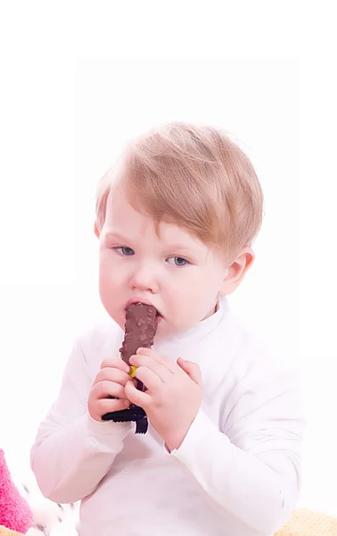 Bebé con barra de chocolate — Foto de Stock