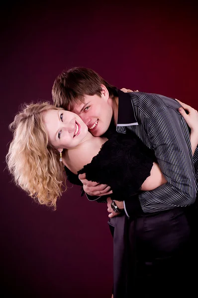 Liebespaar Mann und Frau auf dunklem Hintergrund. — Stockfoto