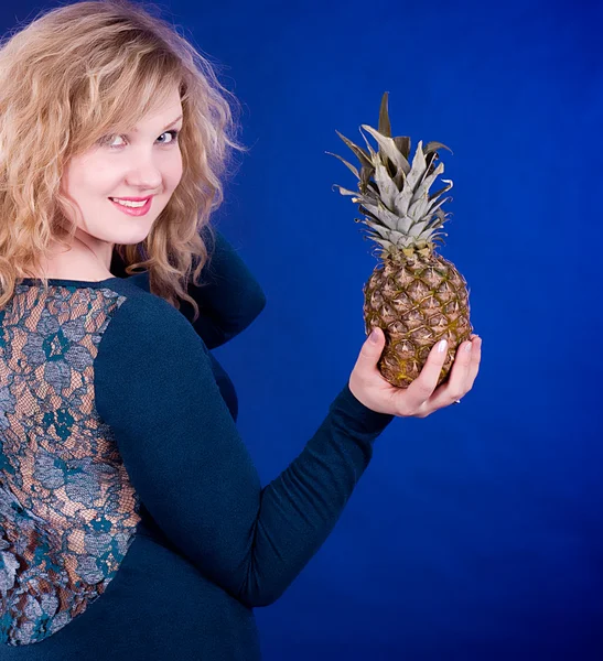 Mooie jonge vrouw met ananas — Stockfoto