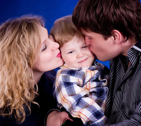 Família com menino no fundo azul — Fotografia de Stock