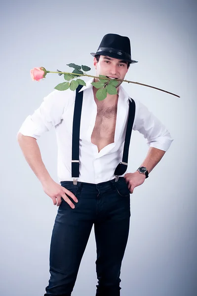 Άνθρωπος του Αγίου Βαλεντίνου με ροζ τριαντάφυλλο σε φόντο — Φωτογραφία Αρχείου