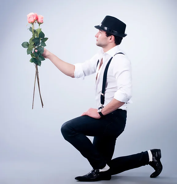 Valentines man met roze roos op achtergrond — Stockfoto