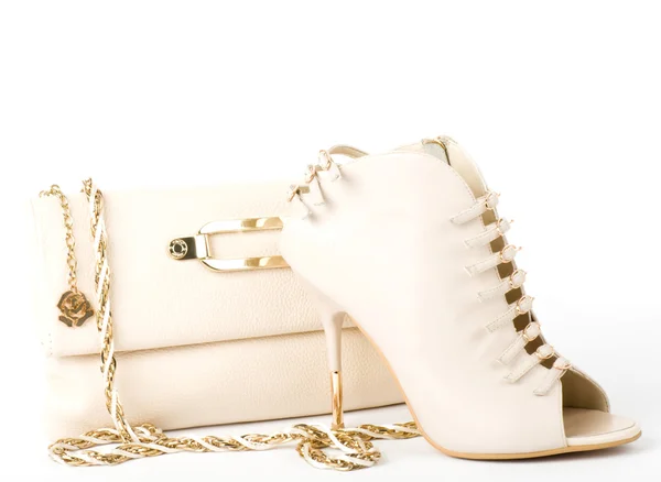 Seksi moda ayakkabı, altın takı ve beyaz arka plan üzerinde izole el çantası. — Stok fotoğraf