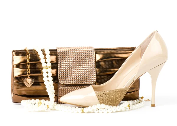 セクシーなファッショナブルな靴、黄金色の宝石、白い背景で隔離のハンドバッグ. — ストック写真