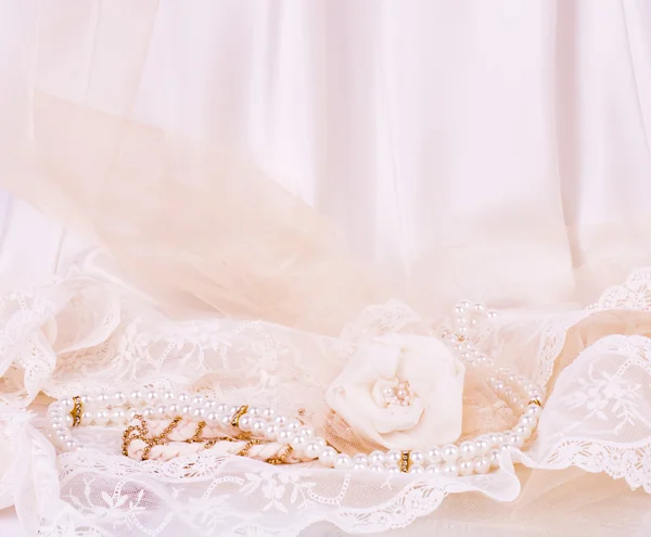 Прекрасная роза невесты и золотая свеча с бусами на белом фоне — стоковое фото