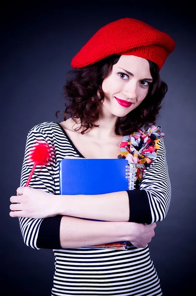 ノートブックで赤いベレー帽で frenchwoman 学生 — ストック写真