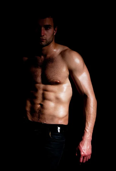 Homem muscular na moda em uma pose de moda — Fotografia de Stock