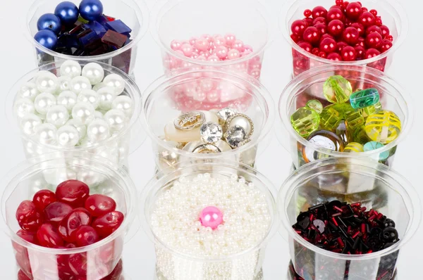 Gyönyörű, fényes, színes gyöngyök és gyöngyök — Stock Fotó