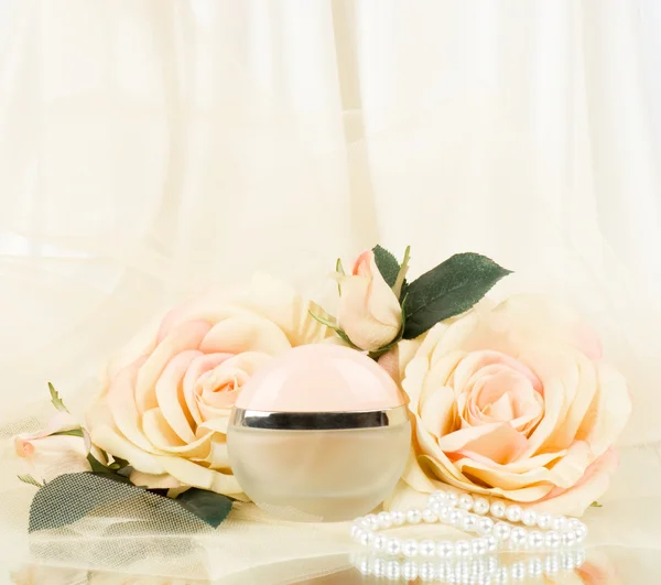 Le belle bottiglie di profumo nuziale, rosa bianca e perle di perle — Foto Stock