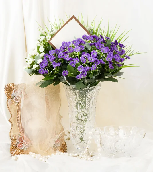 Красивые весенние цветы в стеклянной вазе с плакатом добавить — стоковое фото