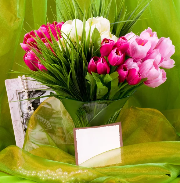 Dodać piękne wiosenne kwiaty w wazonie szkła z banerem — Zdjęcie stockowe