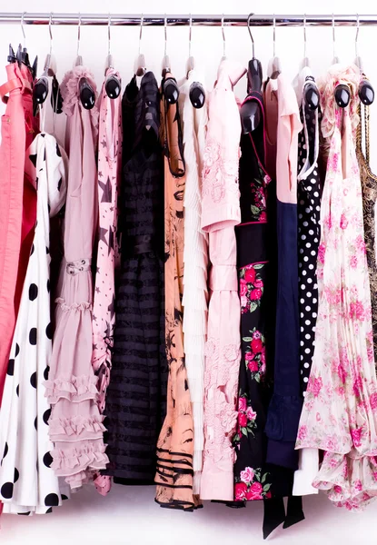 La ropa a la moda sobre las clavijas en el guardarropa — Foto de Stock