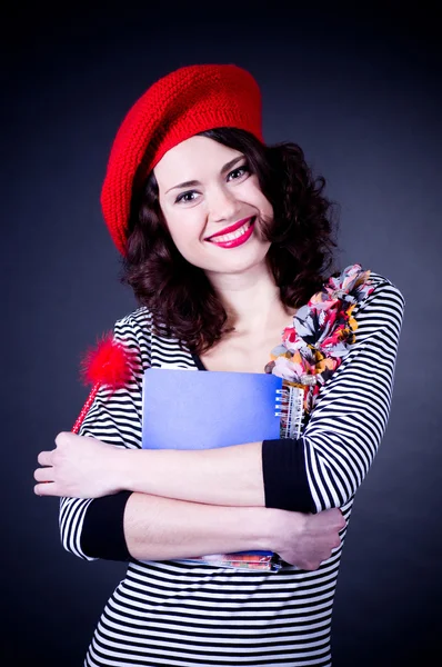 Estudiante francesa en boina roja con cuadernos — Foto de Stock