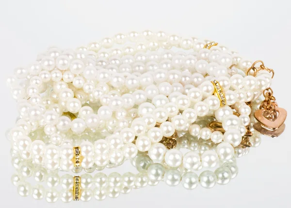 Encaje vintage y perlas sobre fondo blanco — Foto de Stock