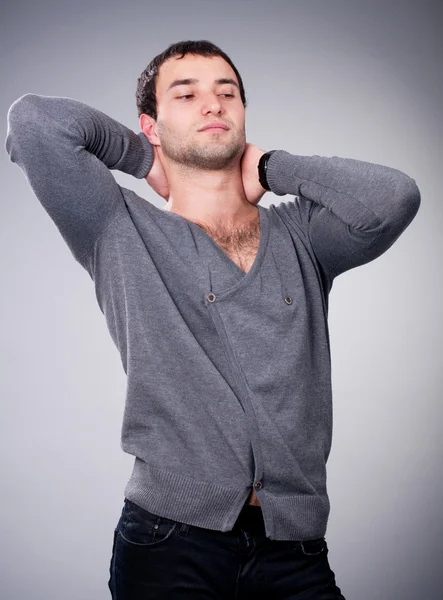Homem muscular na moda em uma pose de moda — Fotografia de Stock