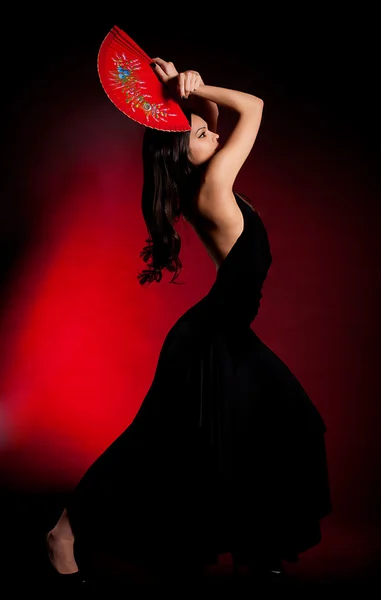 Фламенко Кармен красивая женщина в черном платье — стоковое фото