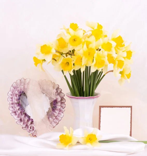 Beautiful spring flowers in a glass vase with banner add — Stock Photo, Image