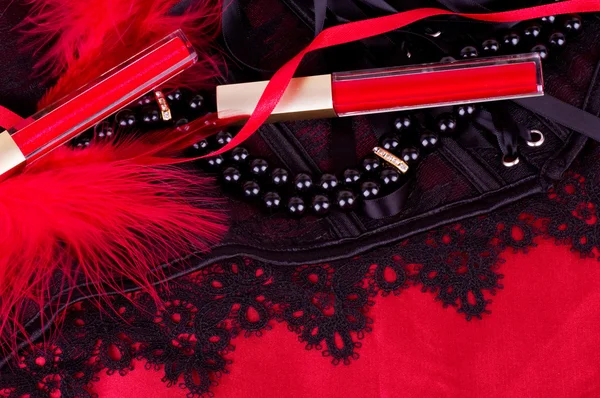Sexy modische Perlen und schwarze Schnürsenkel auf Hintergrund. — Stockfoto