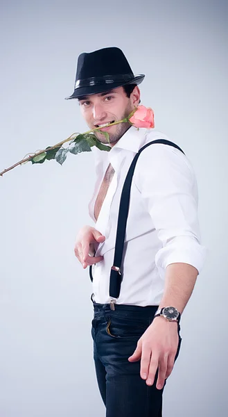 Valentines Homme avec rose sur fond rose — Photo