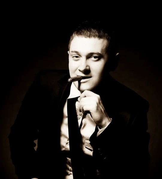 El hombre con estilo gánster de Chicago con cigarro —  Fotos de Stock