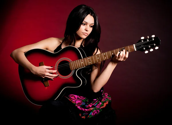 Кармен красивая женщина с гитарой — стоковое фото