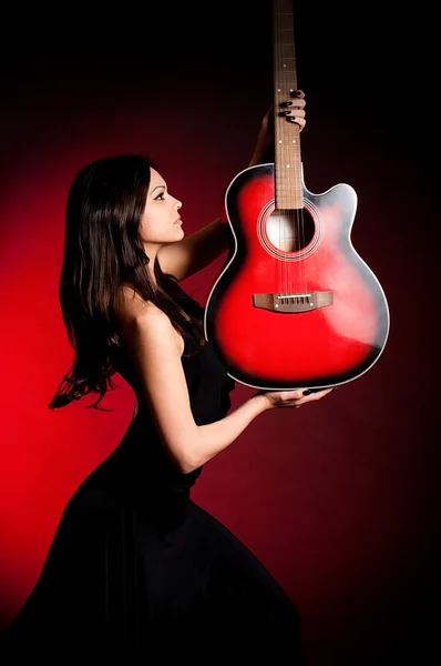 Carmen vacker kvinna med gitarr — Stockfoto