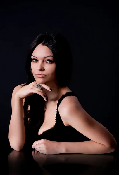 Sexy joven mujer sobre fondo negro . — Foto de Stock