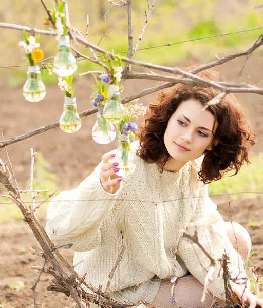 Belle femme au printemps lys verts de la vallée — Photo