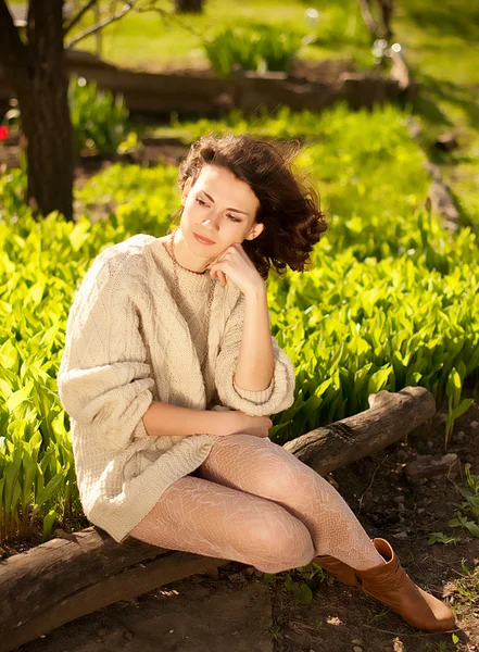 Mooie vrouw in voorjaar groen lelies van de vallei — Stockfoto