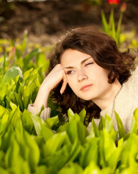 Bella donna in primavera gigli verdi della valle — Foto Stock