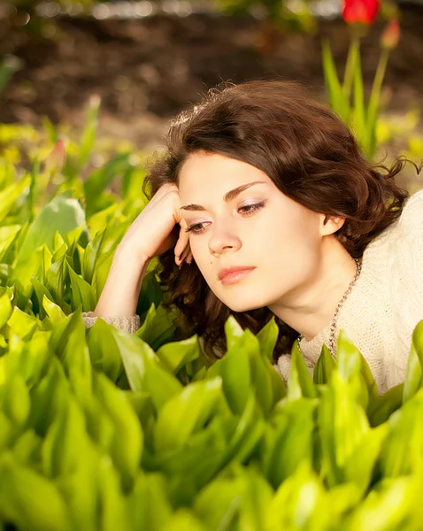 Piękna kobieta w wiosna zielony konwalie — Zdjęcie stockowe