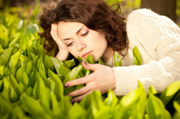 Krásná žena v jarní zelené konvalinek — Stock fotografie