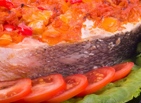 Gebratener Lachs mit gegrilltem Gemüse und Tomaten — Stockfoto