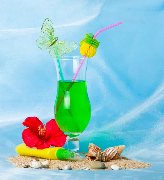 Экзотический коктейль с тропической морской звездой и стаканами — стоковое фото