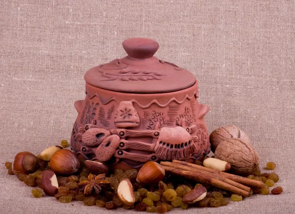 Nüsse und eine Keramikschale auf weißem Hintergrund — Stockfoto