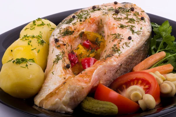 El pedazo del salmón con el aceite vegetal y de oliva sobre el fondo blanco —  Fotos de Stock