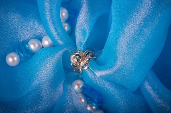 Anello gioiello dorato su sfondo blu — Foto Stock
