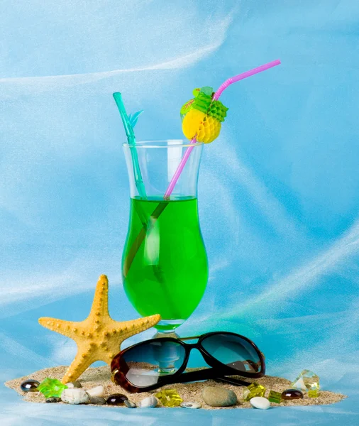 Cocktail exótico com estrelas do mar tropicais e óculos — Fotografia de Stock