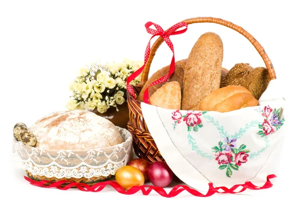 Gyönyörű kenyér kosárban fehér háttér beállítása — Stock Fotó