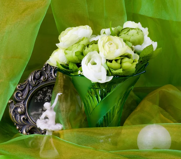 Krásný jarní květiny v skleněnou vázu a rámeček na pozadí — Stock fotografie